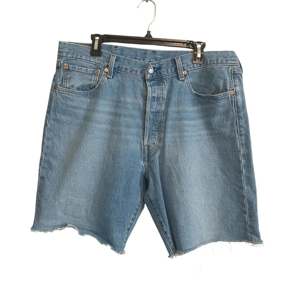 Levi's Men's Light Wash Raw Hem Button Fly Denim Shorts Size 38